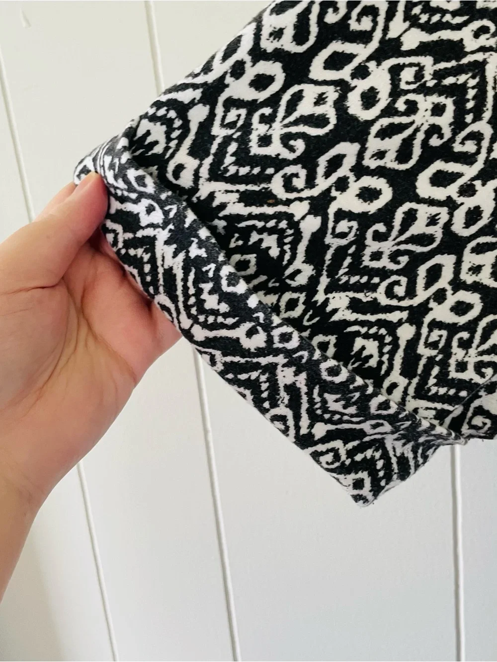 Karen Scott Black & White Geometric Crewneck Top